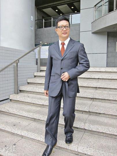 被告謝繼昌(圖)的代表律師昨在庭上大爆控方證人林超賢懷疑出現財困,昨日謝與其律師團隊離庭時神情輕鬆,謝更「企定定」讓記者拍照。(林綺琪攝)林超賢昨在庭上被辯方質疑有財困,以及懷疑他將製作《風雲決》時給他及兩名工作人員的報酬「落格」,被辯方指他不停手震,質疑其證供的可信性。(林綺琪攝) 被告謝繼昌(圖)的代表律師昨在庭上大爆控方證人林超賢懷疑出現財困,昨日謝與其律師團隊離庭時神情輕鬆,謝更「企定定」讓記者拍照。(林綺琪攝)林超賢昨在庭上被辯方質疑有財困,以及懷疑他將製作《風雲決》時給他及兩名工作人員的報酬「落格」,被辯方指他不停手震,質疑其證供的可信性。(林綺琪攝)