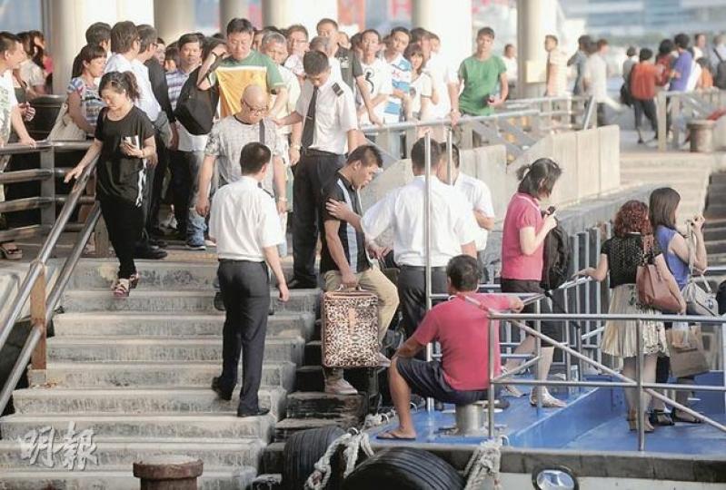 尖沙嘴鐘樓對開的碼頭每到黃昏都有大批旅客攜行李上郵輪。。(余俊亮攝)(明報製圖)(明報製圖) 尖沙嘴鐘樓對開的碼頭每到黃昏都有大批旅客攜行李上郵輪。。(余俊亮攝)(明報製圖)(明報製圖)