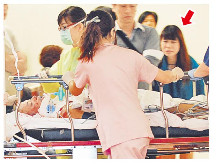 鐵騎士洪福興遭小巴追尾撞倒後捲入車底,送院搶救後命危,其妻(箭嘴示)目睹丈夫慘况痛哭落淚。(何朝財攝)電單車被小巴撞至尾箱飛脫,事後被推到路邊等候調查。(何朝財攝)尾隨小巴(圖)疑無煞車直衝追撞電單車,小巴司機涉嫌危險駕駛被捕。(何朝財攝) 鐵騎士洪福興遭小巴追尾撞倒後捲入車底,送院搶救後命危,其妻(箭嘴示)目睹丈夫慘况痛哭落淚。(何朝財攝)電單車被小巴撞至尾箱飛脫,事後被推到路邊等候調查。(何朝財攝)尾隨小巴(圖)疑無煞車直衝追撞電單車,小巴司機涉嫌危險駕駛被捕。(何朝財攝)