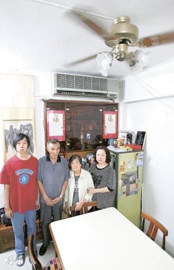 三代同堂胡氏一家五口在唐樓住了數十年,正面對發展商九龍建業的強制拍賣。胡太(右一)說﹕「(發展局長)林鄭月娥還講到是安全網保障我們,其實不是!為什麼那麼多議員反對,她仍然要通過法例降低強拍門檻?」(林振東攝)香港仔田灣登豐街7號一幢老唐樓(左方),只剩胡氏一家居住,他們正面對強拍。(林振東攝) 三代同堂胡氏一家五口在唐樓住了數十年,正面對發展商九龍建業的強制拍賣。胡太(右一)說﹕「(發展局長)林鄭月娥還講到是安全網保障我們,其實不是!為什麼那麼多議員反對,她仍然要通過法例降低強拍門檻?」(林振東攝)香港仔田灣登豐街7號一幢老唐樓(左方),只剩胡氏一家居住,他們正面對強拍。(林振東攝)