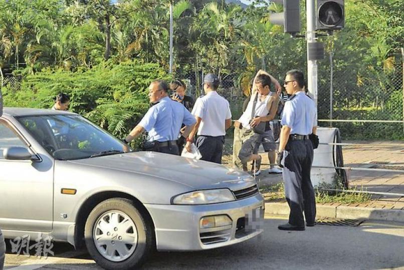 兩名紋身漢(右二及右四)在車上「昏迷」引起藥駕疑雲,車上雖未有發現可疑物品,但私家車無有效行車證及司機駕照過期被捕。(梁琬珊攝) 兩名紋身漢(右二及右四)在車上「昏迷」引起藥駕疑雲,車上雖未有發現可疑物品,但私家車無有效行車證及司機駕照過期被捕。(梁琬珊攝)