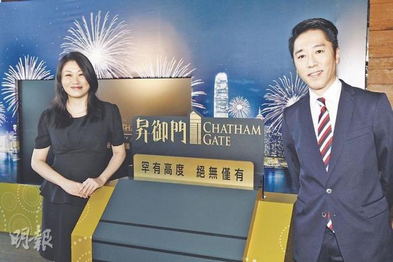 信德梁焯鏗（右）、新地劉家敏表示，漆咸道「昇御門」的物業高度約為150米，是區內鮮見的摩天住宅。除信德、新地外，新世界、廖創興亦是昇御門的發展伙伴，與港島西半山「寶翠園」的發展組合一樣。（李紹昌攝）