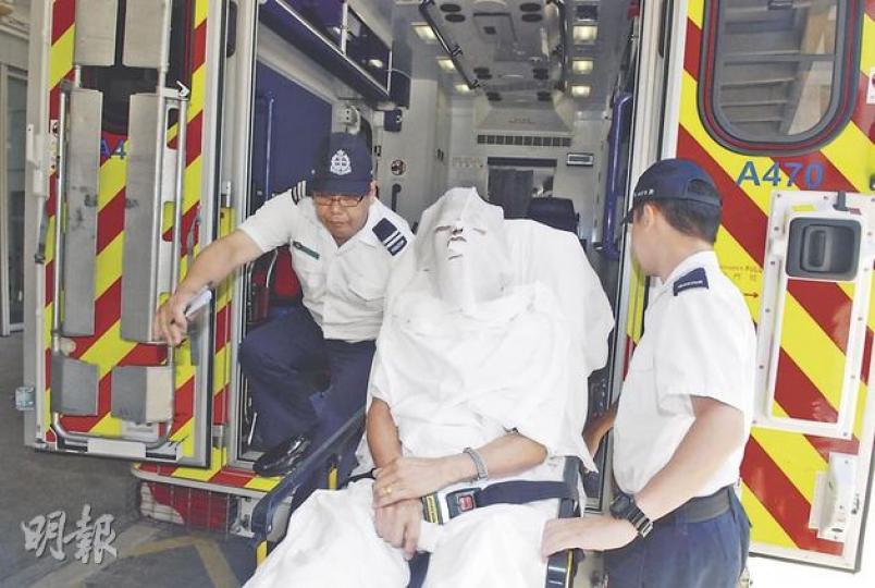 在家事法庭內被前妻淋腐蝕液體的男子，面部受傷送院接受治理。（雲錦鋒攝）被腐蝕液體濺傷律師樓女職員，由救護員初步治理後送院。（黃雄攝）（明報製圖）