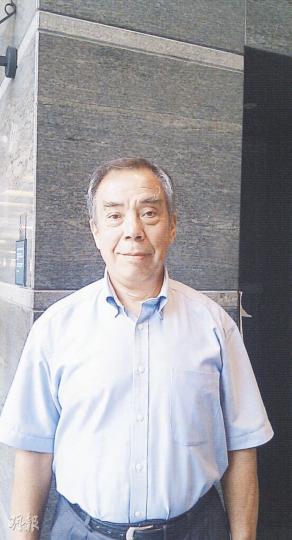 退休高級警司林占士難以認同警方抬走身穿六四T恤市民的做法，憂造成「令人驚慌恐怖的環境」。（曾錦雯攝）