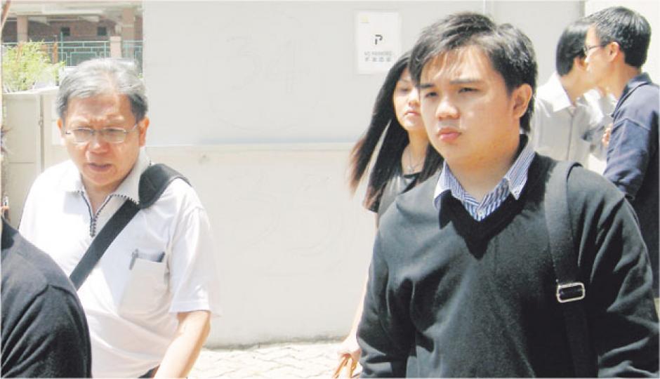 死者黃嘉舜父母離異，其父（左一）及兄長黃嘉榮（右）昨出席死因研訊。（林景輝攝）甘姓少女的父親指初時不知道女兒帶男友黃嘉舜返家，看到黃的鞋子才得悉，但甘父強調兩人只是「親密朋友」。（林景輝攝）