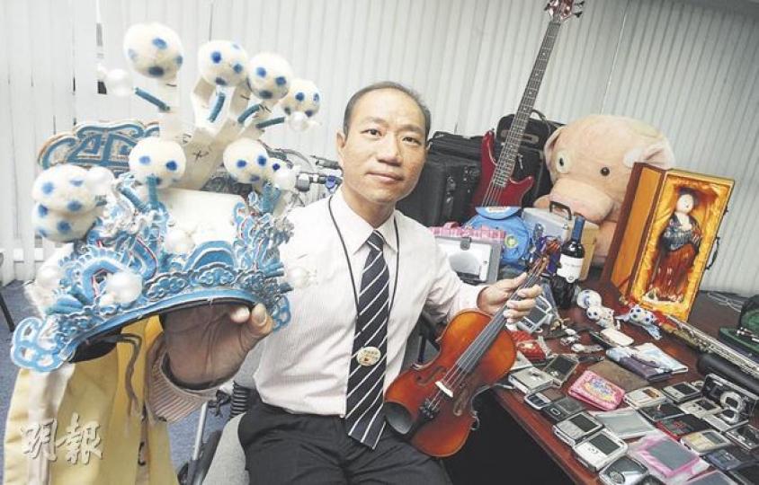 乘客在巴士上丟失的物品層出不窮，連粵劇頭套和大公仔等都有，九巴九龍灣廠首席車務主任林世樹提醒市民提高警覺，確保帶齊隨身物品下車。（李澤彤攝）乘客過去一年在巴士上丟失不少貴重物品，包括全新的白色iPhone4、平板電腦等，較特別的失物有聖經、族譜等。（李澤彤攝）（明報製圖）