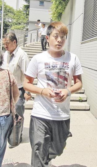被控「揸大膽車」的17歲少年朱揚正，昨並沒有親友陪同，獨自離開法院。（林綺琪攝）