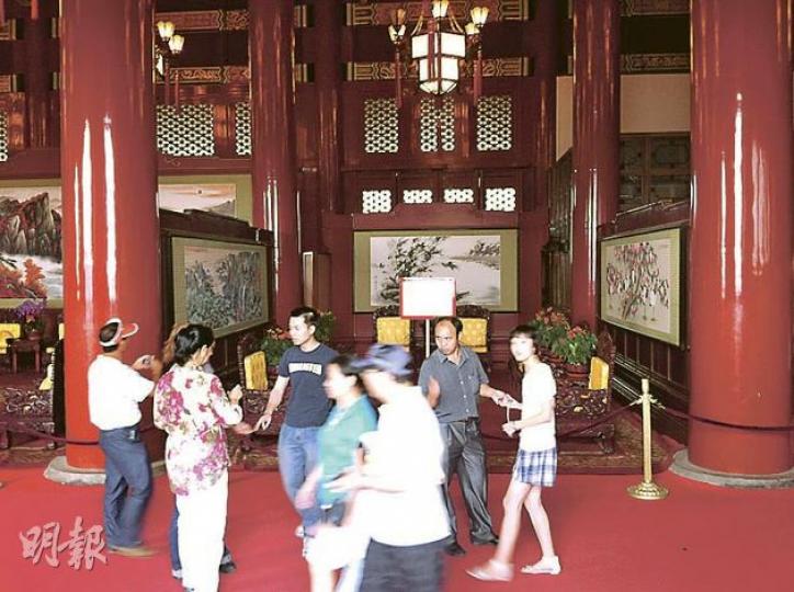 天安門城樓昨對外公開展出9幅藏畫,保安謹慎,禁止拍照。(明報記者攝) 天安門城樓昨對外公開展出9幅藏畫,保安謹慎,禁止拍照。(明報記者攝)