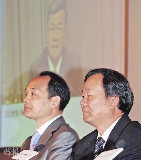 新任中人壽董事長袁力(屏幕中)指出,中壽確實面對宏觀經濟環境所帶來的挑戰。圖右為中壽總裁萬峰,圖左為中壽副總裁蘇恒軒。(劉焌陶攝) 新任中人壽董事長袁力(屏幕中)指出,中壽確實面對宏觀經濟環境所帶來的挑戰。圖右為中壽總裁萬峰,圖左為中壽副總裁蘇恒軒。(劉焌陶攝)