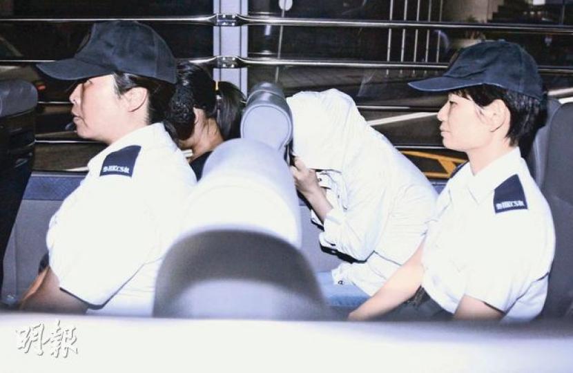 酒吧女公關經理祁春艷(右二)被控勒索已婚中年富商1.39億元,昨以外套掩頭,乘囚車還押看管。(林振東攝)(明報製圖) 酒吧女公關經理祁春艷(右二)被控勒索已婚中年富商1.39億元,昨以外套掩頭,乘囚車還押看管。(林振東攝)(明報製圖)