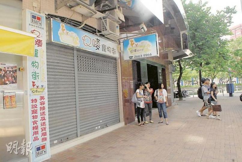 消防員拒絕破門後,寵物店女業主與友人未能追回欠租,在閘外表現無奈。(梁琬珊攝) 消防員拒絕破門後,寵物店女業主與友人未能追回欠租,在閘外表現無奈。(梁琬珊攝)