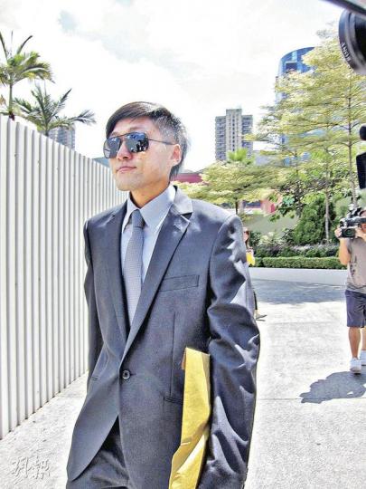 涉入侵港交所「披露易」網站的被告謝文禮,昨離開法院時見記者守候門外便不願離開,與其律師商量後即步出法院。(林綺琪攝) 涉入侵港交所「披露易」網站的被告謝文禮,昨離開法院時見記者守候門外便不願離開,與其律師商量後即步出法院。(林綺琪攝)
