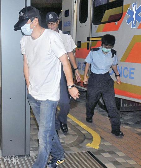 男子（左）在馬鞍山寓所阻止妻子自殘時右臂被割傷，與遭掌摑女警（右）同送院。（蔡方山攝）