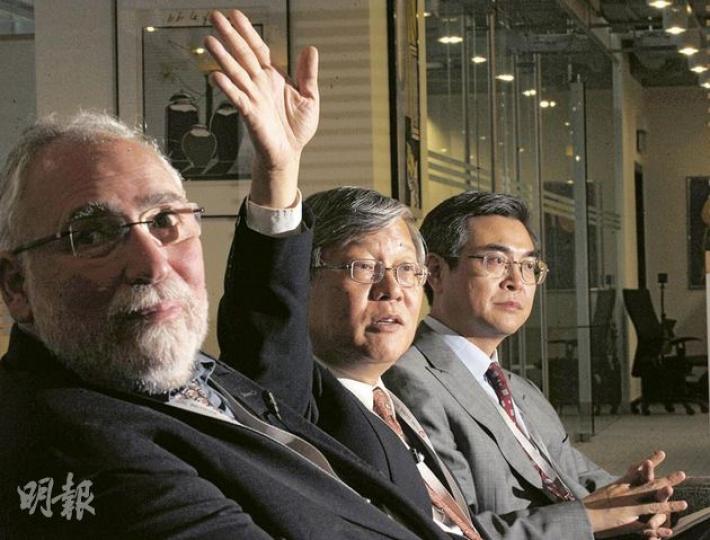 經綸研究院長經沈聯濤(中)指自己也會「落手落腳」做研究,並會專注於亞洲金融業管治議題。左為研究院資深研究員Jean Pierre Lehmann,右為研究總監肖耿。(劉焌陶攝) 經綸研究院長經沈聯濤(中)指自己也會「落手落腳」做研究,並會專注於亞洲金融業管治議題。左為研究院資深研究員Jean Pierre Lehmann,右為研究總監肖耿。(劉焌陶攝)