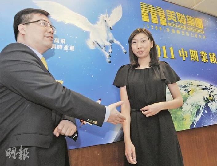 美聯主席之女黃靜怡(右)昨天出任公司副董事總經理,同時上馬的董事總經理黃錦康(左)表示香港全年樓價可維持11%的升幅。(劉焌陶攝) 美聯主席之女黃靜怡(右)昨天出任公司副董事總經理,同時上馬的董事總經理黃錦康(左)表示香港全年樓價可維持11%的升幅。(劉焌陶攝)