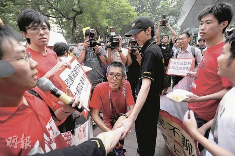 特首曾蔭權昨日出席施政報告首場地區諮詢會,場外社民連成員吳文遠(左二)、黃俊杰(右一)手持粟米斑腩飯準備向曾蔭權請願,但最終曾蔭權改道入場,雙方緣慳一面。黃俊杰及黃浩銘(左一)今年初被指衝擊曾蔭權而犯官非。(何家達攝) 特首曾蔭權昨日出席施政報告首場地區諮詢會,場外社民連成員吳文遠(左二)、黃俊杰(右一)手持粟米斑腩飯準備向曾蔭權請願,但最終曾蔭權改道入場,雙方緣慳一面。黃俊杰及黃浩銘(左一)今年初被指衝擊曾蔭權而犯官非。(何家達攝)