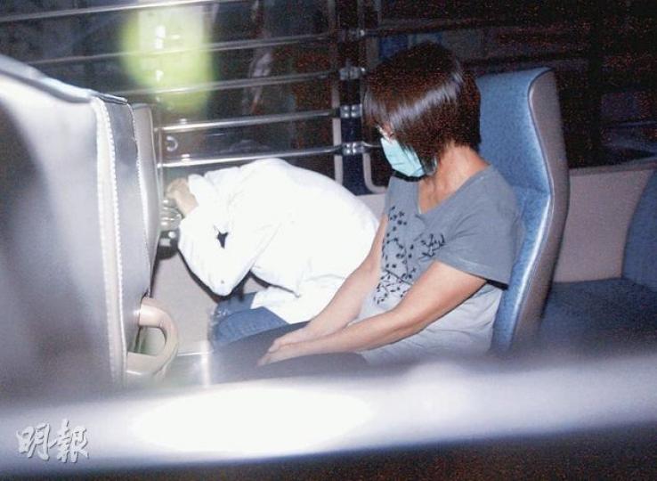 酒吧女公關祁春艷(左)被指多次跟蹤X的家人,更綁架其生意拍檔,並發出死亡恐嚇短訊,昨繼續以白色外套掩頭離開法庭。(李紹昌攝)(明報製圖) 酒吧女公關祁春艷(左)被指多次跟蹤X的家人,更綁架其生意拍檔,並發出死亡恐嚇短訊,昨繼續以白色外套掩頭離開法庭。(李紹昌攝)(明報製圖)