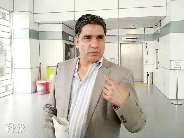 只懂少許廣東話的鐘表商人Mehmood Javaid說,拍賣現場沒有英語傳譯,令他無法參與競投。(陳洛明攝) 只懂少許廣東話的鐘表商人Mehmood Javaid說,拍賣現場沒有英語傳譯,令他無法參與競投。(陳洛明攝)