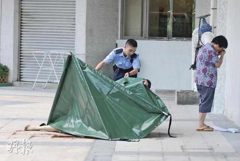 25歲青年楊興成墮樓身亡,楊父走到帳篷下認屍,楊母不忍親睹愛兒屍首,轉臉嚎哭。(雲錦鋒攝) 25歲青年楊興成墮樓身亡,楊父走到帳篷下認屍,楊母不忍親睹愛兒屍首,轉臉嚎哭。(雲錦鋒攝)