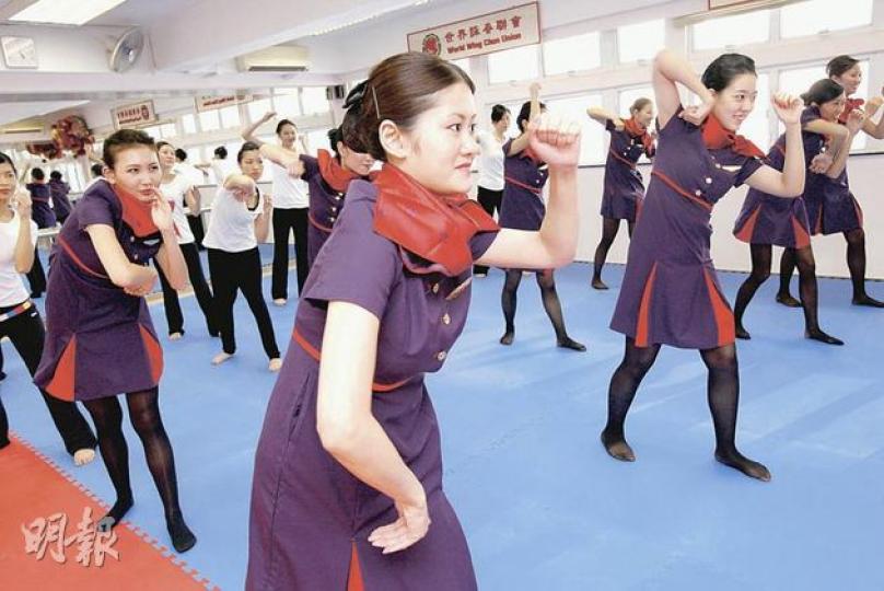 香港航空於今年3月起,在機艙服務員培訓課程中,加入詠春拳訓練。(李紹昌攝)學了詠春的空少空姐,在狹窄機艙內遇到惡客「突襲」亦可應付。(李紹昌攝) 香港航空於今年3月起,在機艙服務員培訓課程中,加入詠春拳訓練。(李紹昌攝)學了詠春的空少空姐,在狹窄機艙內遇到惡客「突襲」亦可應付。(李紹昌攝)