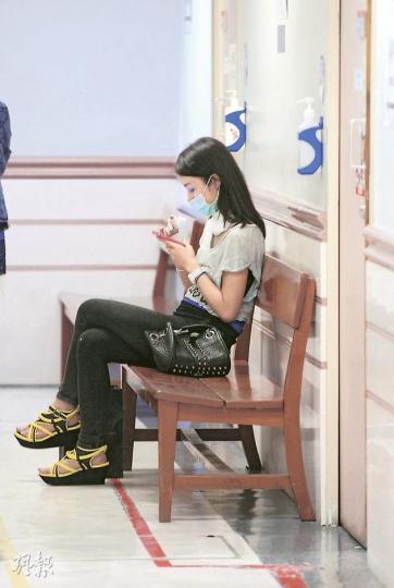 因打火機搶火被燒傷的女子,送院時右手仍紮着繃帶,臉部沒有重傷。(雲錦鋒攝) 因打火機搶火被燒傷的女子,送院時右手仍紮着繃帶,臉部沒有重傷。(雲錦鋒攝)