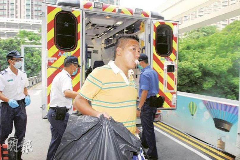 駕駛水上電單車的男子嘴部撞傷,陪同女傷者送院後毋須求診。(何朝財攝)水上電單車遇上大浪翻側,墮海女子盆骨受傷,臥牀送院治理。(何朝財攝) 駕駛水上電單車的男子嘴部撞傷,陪同女傷者送院後毋須求診。(何朝財攝)水上電單車遇上大浪翻側,墮海女子盆骨受傷,臥牀送院治理。(何朝財攝)