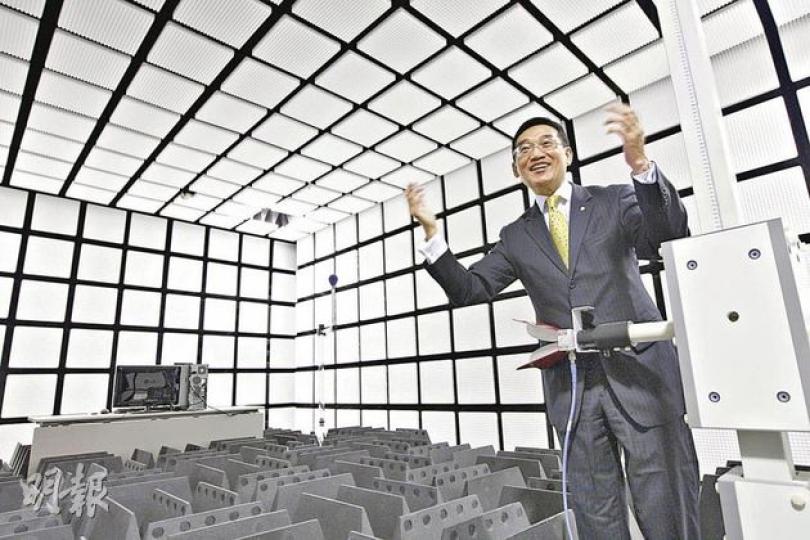生產力促進局副總裁潘永生說,新的電磁兼容測試室斥資990萬元,當中一半用於建造測試室,另一半用於購買儀器及設備,新測試室可縮短檢測時間35%至50%,及提升檢測數量至每年2800至3000個。(李紹昌攝) 生產力促進局副總裁潘永生說,新的電磁兼容測試室斥資990萬元,當中一半用於建造測試室,另一半用於購買儀器及設備,新測試室可縮短檢測時間35%至50%,及提升檢測數量至每年2800至3000個。(李紹昌攝)
