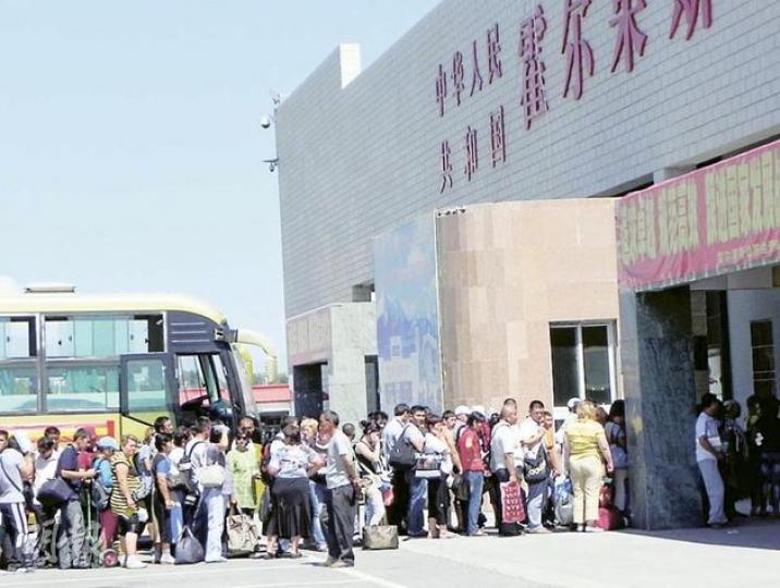 每日有大批遊客從霍爾果斯口岸進出中哈兩國,當中不乏外國遊客。(李泉攝) 每日有大批遊客從霍爾果斯口岸進出中哈兩國,當中不乏外國遊客。(李泉攝)
