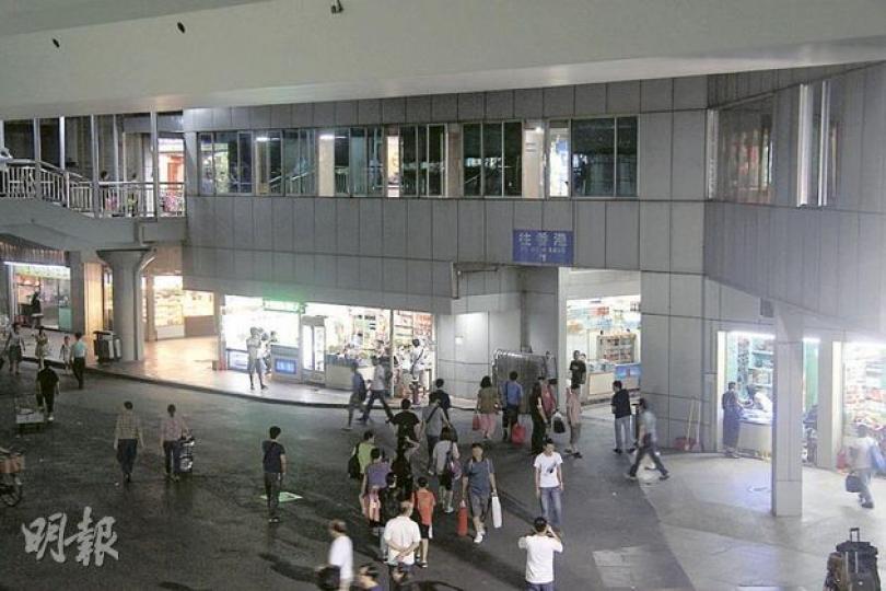 羅湖口岸交通樓成列的「士多」，近日找換人民幣生意興旺。（明報記者攝）