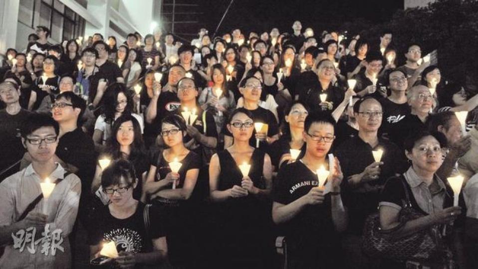港大校友昨晚發起「抗議港大818殺害自由集會」,大部分出席者身穿黑衣。他們默哀並燃點燭光,象徵重新點燃民主自由之火。(余俊亮攝)徐立之昨晚幾乎站足全場,表情肅穆,不時皺眉抿嘴,當聽到學生慷慨陳辭時,一度眼泛淚光。(劉焌陶攝)昨晚於港大中山廣場舉行的集會,吸引逾千人參加,當中既有學生及校友,亦有專程而來的市民。(劉焌陶攝)徐立之昨晚集會後離去,傳媒一湧而上追訪,集會主持呼籲大家小心,指徐已不小心仆倒。(余俊亮攝)徐立之(右)昨晚多次在發言時被喝倒彩,他在集會結束前簡短回應說,完全支持當日被困梯間的 港大校友昨晚發起「抗議港大818殺害自由集會」,大部分出席者身穿黑衣。他們默哀並燃點燭光,象徵重新點燃民主自由之火。(余俊亮攝)徐立之昨晚幾乎站足全場,表情肅穆,不時皺眉抿嘴,當聽到學生慷慨陳辭時,一度眼泛淚光。(劉焌陶攝)昨晚於港大中山廣場舉行的集會,吸引逾千人參加,當中既有學生及校友,亦有專程而來的市民。(劉焌陶攝)徐立之昨晚集會後離去,傳媒一湧而上追訪,集會主持呼籲大家小心,指徐已不小心仆倒。(余俊亮攝)徐立之(右)昨晚多次在發言時被喝倒彩,他在集會結束前簡短回應說,完全支持當日被困梯間的