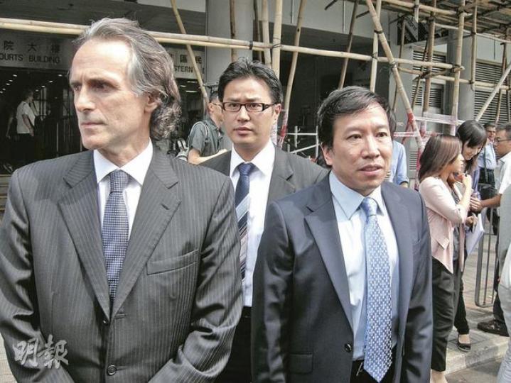 略為增磅的陳振聰(右)昨再換上資深大律師金力生(左)代表。(梁珮珊攝) 略為增磅的陳振聰(右)昨再換上資深大律師金力生(左)代表。(梁珮珊攝)
