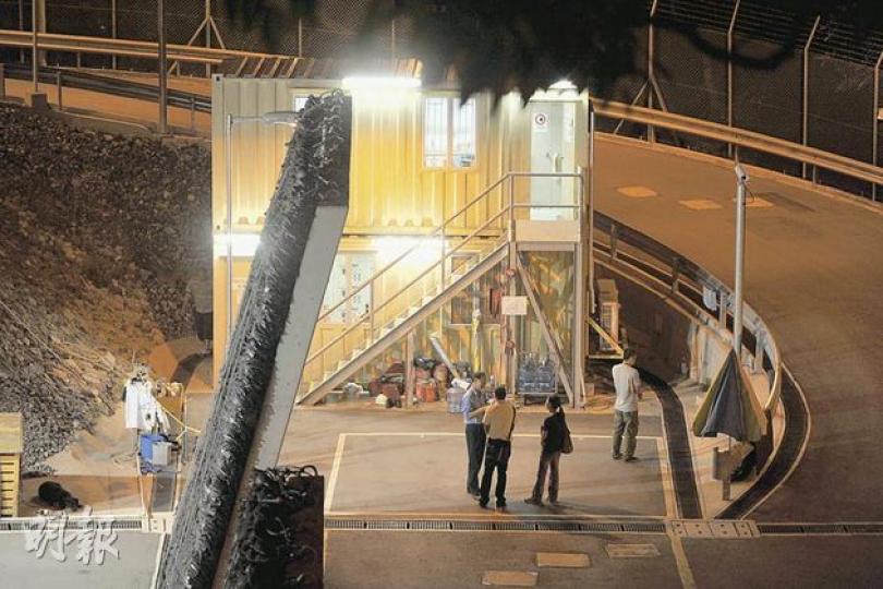 港鐵位於域多利道的爆炸品倉庫失去一批雷管，大批重案組探員在場調查 。（衛永康攝）