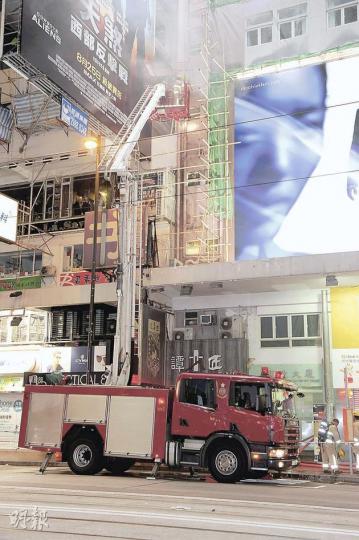 韓國餐廳疑因油煙槽過熱起火,消防員升起雲梯射水灌救。(鍾偉茵攝)餐廳起火期間,一名外籍婦人吸入濃煙不適,需戴上氧氣罩接受急救。(鍾偉茵攝) 韓國餐廳疑因油煙槽過熱起火,消防員升起雲梯射水灌救。(鍾偉茵攝)餐廳起火期間,一名外籍婦人吸入濃煙不適,需戴上氧氣罩接受急救。(鍾偉茵攝)
