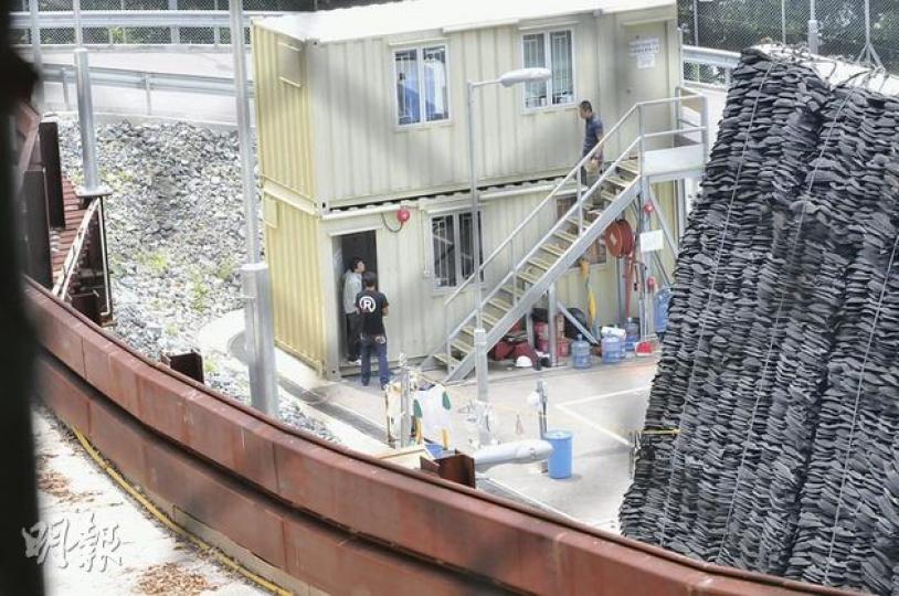 港鐵西港島線地盤爆炸品儲存倉有58支雷管被盜,昨日重案組探員到場調查。(林錫禮攝) 港鐵西港島線地盤爆炸品儲存倉有58支雷管被盜,昨日重案組探員到場調查。(林錫禮攝)