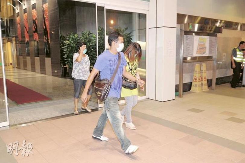 被索K兒子打傷的婦人(左),額頭被打至流血,送院時貼上紗布。(衛永康攝) 被索K兒子打傷的婦人(左),額頭被打至流血,送院時貼上紗布。(衛永康攝)