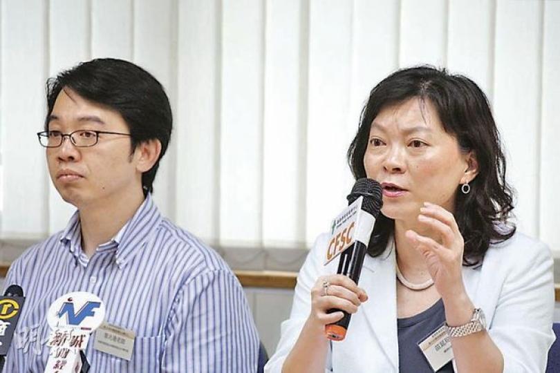 精神科專科醫生苗延琼(右)表示,青少年愈抑鬱,求助能力愈低,呼籲政府評估青少年精神健康,助他們了解及表達自己的情緒問題。(李紹昌攝) 精神科專科醫生苗延琼(右)表示,青少年愈抑鬱,求助能力愈低,呼籲政府評估青少年精神健康,助他們了解及表達自己的情緒問題。(李紹昌攝)