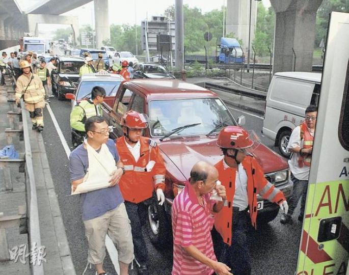 塌樹導致4車串燒,警方封鎖現場救援,交通十分擠塞。(鍾炳然攝)連翔道4車造成9人受傷送院,圖中一名的士司機需要臥牀送院,幸急救後性命無礙。(鍾炳然攝) 塌樹導致4車串燒,警方封鎖現場救援,交通十分擠塞。(鍾炳然攝)連翔道4車造成9人受傷送院,圖中一名的士司機需要臥牀送院,幸急救後性命無礙。(鍾炳然攝)