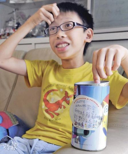 張子進不是出身大富大貴,只是與很多港孩一樣來自小康之家,在父母教導下,他自小有儲蓄習慣,8歲已懂得寫下送禮物給妹妹的「儲錢大計」貼在小錢箱。(何家達攝) 張子進不是出身大富大貴,只是與很多港孩一樣來自小康之家,在父母教導下,他自小有儲蓄習慣,8歲已懂得寫下送禮物給妹妹的「儲錢大計」貼在小錢箱。(何家達攝)