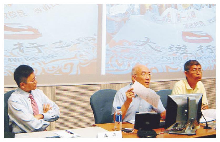 多名學者昨聯同民陣就「遞補機制」舉行公眾論壇。圖左起為公民黨主席陳家洛、科大社會科學部副教授成名、中大政治與行政學系副教授馬嶽。(梁家欣攝) 多名學者昨聯同民陣就「遞補機制」舉行公眾論壇。圖左起為公民黨主席陳家洛、科大社會科學部副教授成名、中大政治與行政學系副教授馬嶽。(梁家欣攝)