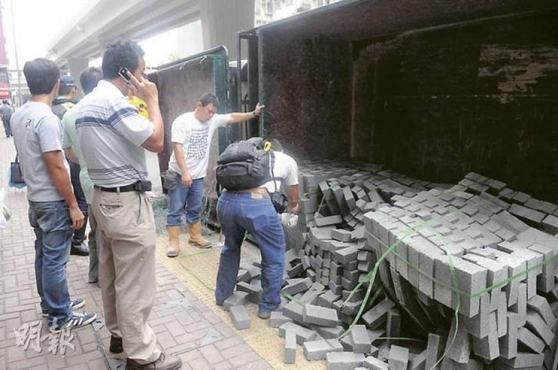 中型貨車在行人過路線上翻側,部分沙磚翻跌到地上。七旬翁(圖)被閃避車禍的手推車撞倒,登上救護車治理。(蔡方山攝) 中型貨車在行人過路線上翻側,部分沙磚翻跌到地上。七旬翁(圖)被閃避車禍的手推車撞倒,登上救護車治理。(蔡方山攝)