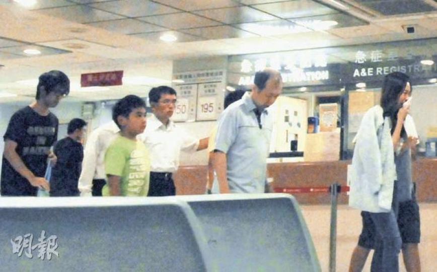 青年墮樓身亡後,約10名親友趕至醫院,獲悉死訊深表哀傷,其中一中年婦(右)更是傷心嚎哭。(鍾炳然攝) 青年墮樓身亡後,約10名親友趕至醫院,獲悉死訊深表哀傷,其中一中年婦(右)更是傷心嚎哭。(鍾炳然攝)