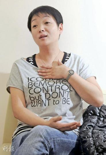聯合醫院乳癌病人陳小姐(圖)憶述5年前,由居所油塘跨區到東區醫院接受化療,拖着又暈又嘔的病軀長途跋涉回家的苦况,希望政府批准聯合醫院擴建並興建腫瘤科中心。 (陳淑安攝) 聯合醫院乳癌病人陳小姐(圖)憶述5年前,由居所油塘跨區到東區醫院接受化療,拖着又暈又嘔的病軀長途跋涉回家的苦况,希望政府批准聯合醫院擴建並興建腫瘤科中心。 (陳淑安攝)