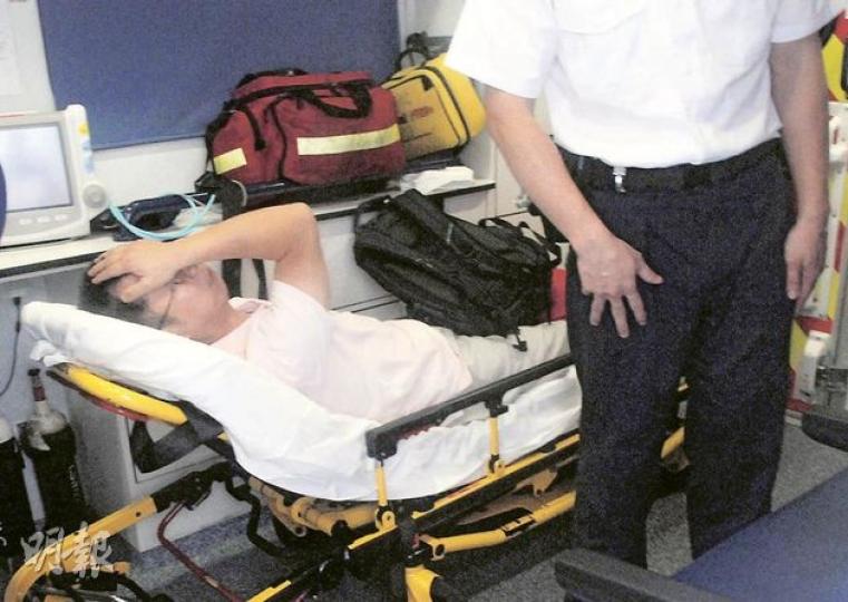 的士司機被行家襲擊後再開車撞傷,登上救護車時需臥牀接受治理,幸證實無礙。(蔡方山攝) 的士司機被行家襲擊後再開車撞傷,登上救護車時需臥牀接受治理,幸證實無礙。(蔡方山攝)