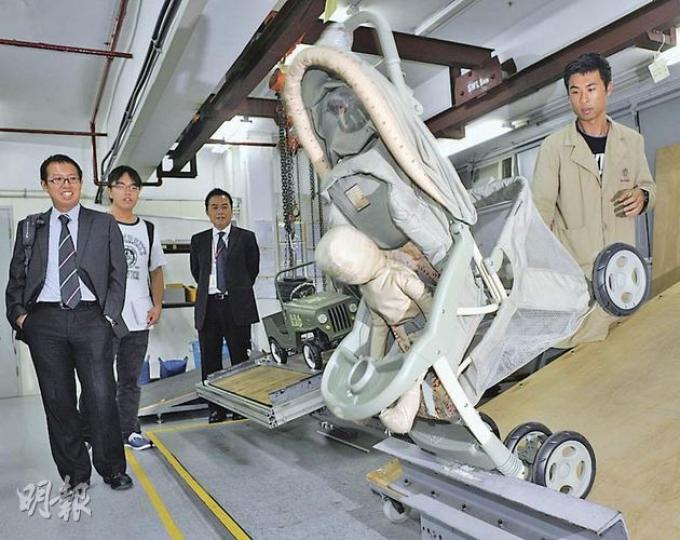 中國內銷需求日益增加,消費者對貨品質素及安全的要求亦同時上升,尤其是嬰兒用品,檢測業商機很大。申請CCC資格中的立德國際公證香港有限公司,正測試嬰兒車模擬斜路衝行時的安全,圖中可見嬰兒車後輪離地,其後更翻倒,顯示產品不合格。(余俊亮攝) 中國內銷需求日益增加,消費者對貨品質素及安全的要求亦同時上升,尤其是嬰兒用品,檢測業商機很大。申請CCC資格中的立德國際公證香港有限公司,正測試嬰兒車模擬斜路衝行時的安全,圖中可見嬰兒車後輪離地,其後更翻倒,顯示產品不合格。(余俊亮攝)