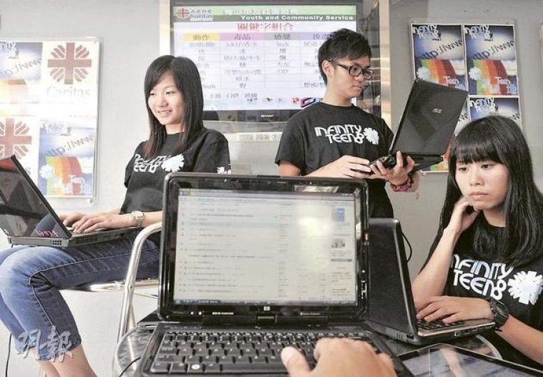 明愛獲社署撥款擴展網上外展社工服務,圖左起為參與計劃的社工陳靜君、王樂文、張小靜,他們每天的工作就是瀏覽全港各個網絡論壇,找出涉及濫藥、援交、情緒問題等高危網帖,留言邀請事主MSN對談輔導。(余俊亮攝) 明愛獲社署撥款擴展網上外展社工服務,圖左起為參與計劃的社工陳靜君、王樂文、張小靜,他們每天的工作就是瀏覽全港各個網絡論壇,找出涉及濫藥、援交、情緒問題等高危網帖,留言邀請事主MSN對談輔導。(余俊亮攝)