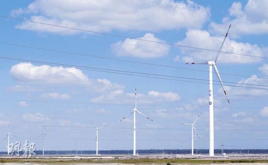 吉林省乾安縣的風力發電場,是中電在內地首個全資擁有的風電項目,其中兩期共66台風車已投產。風車可360度轉動,確保不同季節均能迎風。(袁柏恩攝)(明報製圖) 吉林省乾安縣的風力發電場,是中電在內地首個全資擁有的風電項目,其中兩期共66台風車已投產。風車可360度轉動,確保不同季節均能迎風。(袁柏恩攝)(明報製圖)