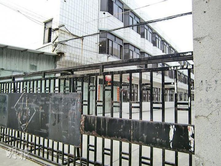 東莞大朗水口村一處已空置的舊廠房,反映當前珠三角企業的困境。(陳子凌攝)新張貼的大量廠房招租街招,成為市內工業區的風景。(陳子凌攝) 東莞大朗水口村一處已空置的舊廠房,反映當前珠三角企業的困境。(陳子凌攝)新張貼的大量廠房招租街招,成為市內工業區的風景。(陳子凌攝)