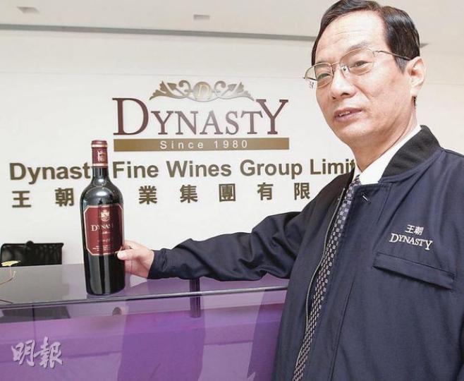 王朝酒業主席白智生指公司將調整策略,將全國市場分為南北兩區,在售賣全國性統一品牌之餘,各省市地區推出不同品種,並逐漸淘汰低端產品,料明年底毛利率可恢復之前的水平。(李紹昌攝) 王朝酒業主席白智生指公司將調整策略,將全國市場分為南北兩區,在售賣全國性統一品牌之餘,各省市地區推出不同品種,並逐漸淘汰低端產品,料明年底毛利率可恢復之前的水平。(李紹昌攝)