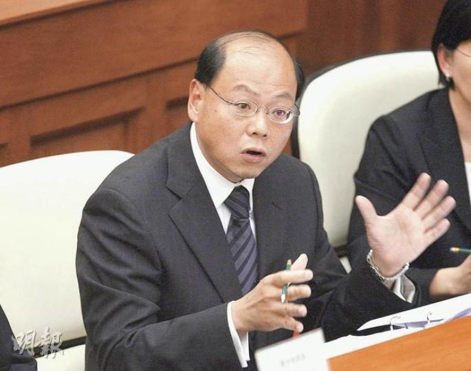 警務處長曾偉雄昨日在立法會保安事務委員會特別會議上否認警員「禁錮」港大學生,又指是港大最後決定將保安區範圍擴大,但有關說法均被駁斥與事實不符。 (林振東攝)港大學生李成康昨日得悉曾偉雄否認警員禁錮學生後,即時趕到立法會旁聽會議。他狠批曾偉雄揑造事實,將矛頭指向學生。(李澤彤攝)保安局長李少光表示明白到警方今次的保安工作,對市民或多或少會帶來不便,希望市民能夠諒解。(李澤彤攝)(明報製圖)(明報製圖)(明報製圖) 警務處長曾偉雄昨日在立法會保安事務委員會特別會議上否認警員「禁錮」港大學生,又指是港大最後決定將保安區範圍擴大,但有關說法均被駁斥與事實不符。 (林振東攝)港大學生李成康昨日得悉曾偉雄否認警員禁錮學生後,即時趕到立法會旁聽會議。他狠批曾偉雄揑造事實,將矛頭指向學生。(李澤彤攝)保安局長李少光表示明白到警方今次的保安工作,對市民或多或少會帶來不便,希望市民能夠諒解。(李澤彤攝)(明報製圖)(明報製圖)(明報製圖)