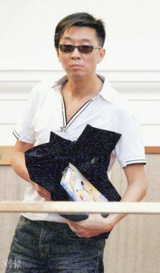 當日身穿六四T恤被抬走的麗港城居民黃健昨現身立法會,他指自己前一晚失眠,為警務處長曾偉雄祈禱。(林振東攝) 當日身穿六四T恤被抬走的麗港城居民黃健昨現身立法會,他指自己前一晚失眠,為警務處長曾偉雄祈禱。(林振東攝)